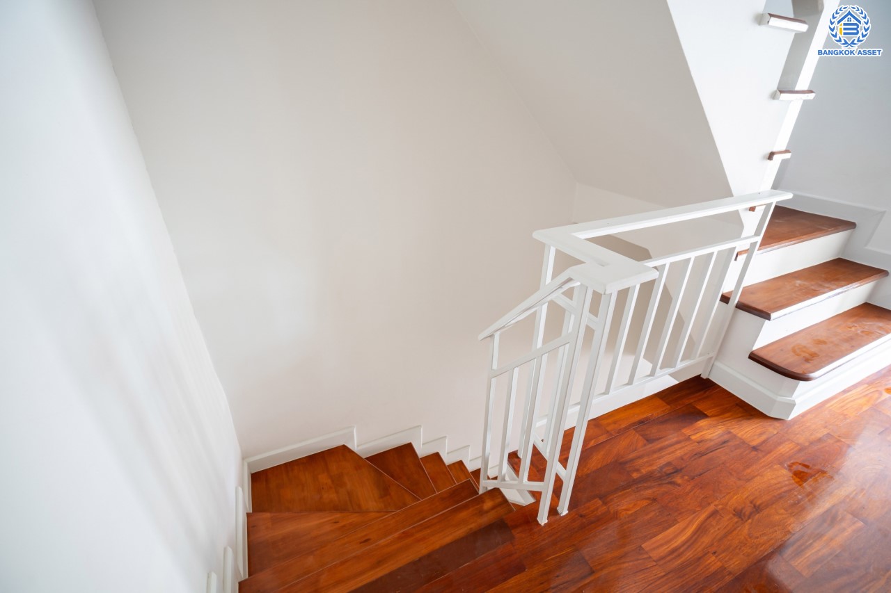 บ้านมือสองตกแต่งใหม่ ทำเลใจกลางเมือง ม.พาร์ค แกลเลอรี่ ประชาชื่น ทาวน์โฮม 3 ชั้น เนื้อที่ 22.5 ตร.ว. ฟังก์ชัน 3 ห้องนอน 3 ห้องน้ำ 2 ที่จอดรถ บนทำเลเดินทางสะดวก เชื่อมต่อหลายเส้นทาง ใกล้เดอะมอลล์งามวงศ์วาน เซ็นทรัลแจ้งวัฒนะ ทางด่วน "งามวงศ์วาน"